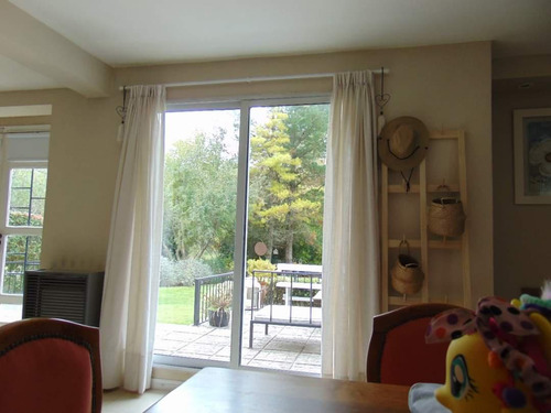 Casa En Venta - 3 Dormitorios 2 Baños - 200mts2 - Azul