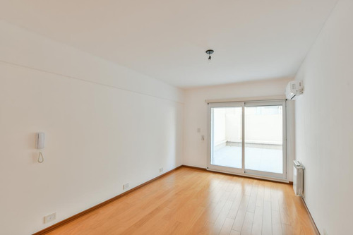Departamento De 3 Dormitorios En Venta - Nuevo Con Cochera Y Patio - Centro
