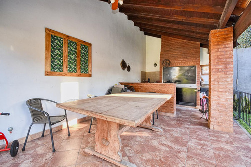 Imagen 21 de 30 de Impecable Casa En Venta Con 4 Dormitorios Mas Dependencia! Jardin Pileta Y Parrilla!