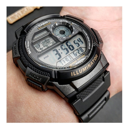 Reloj de pulsera Casio Youth Series AE-1000 de cuerpo color negro, digital, para hombre, fondo negro, con correa de resina color negro, dial negro, subesferas color gris, minutero/segundero negro, bisel color negro, luz ámbar y hebilla simple