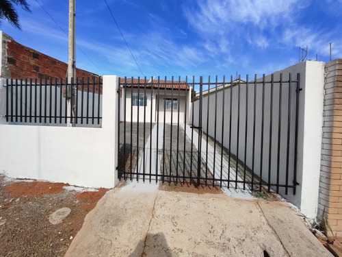 Casa À Venda Com Ótima Localização.
