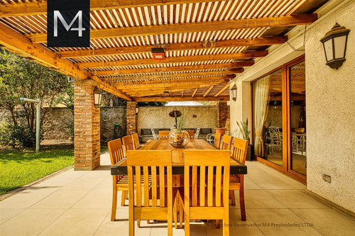 Casa En Venta De 4 Dorm. En Ñuñoa