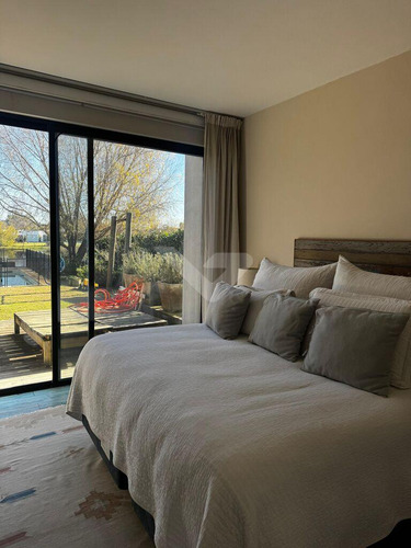 Espectacular Casa En Venta Y Alquiler De 3 Dormitorios Y Servicio, Living Y Estar, Con Vista Al Lago
