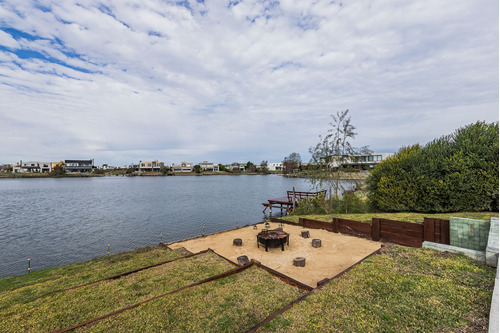 Venta Casa Al Agua 6 Ambientes En El Canton