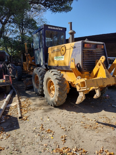 Motoniveladora Komatsu