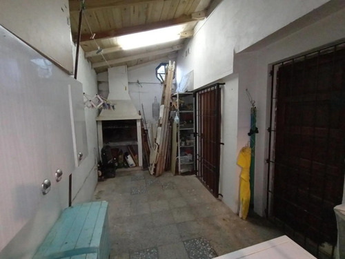 Casa Con Patio Y Cochera En Zona Tranquila - 3 Amb. 105 M² Totales Oportunidad Única