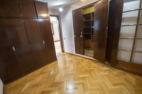 Casa De 5 Ambientes Escritorio, Playroom Y Dependencia De Servicio En Venta, En La Lucila.