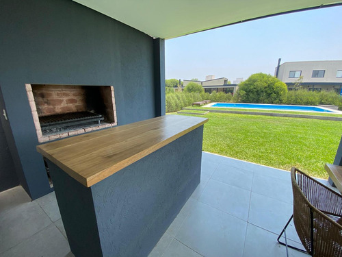 Excelente Casa En Alquiler Anual En El Canton Puerto Con Pileta
