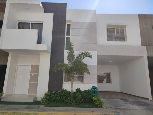 Imagen 2 de 27 de Cv-904 Zona Norte Townhouse En Villa Punta Norte Sector Lago Mar Beach