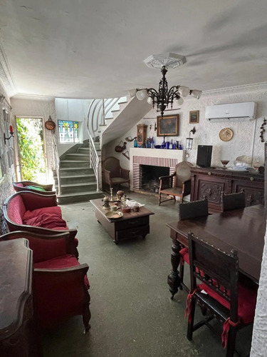 Vendo Amplia Casa De 4 Dormitorios, 2 Baños, Patio Con Parrillero, Galpón, Azotea Transitable, Padrón Único, Ubicada En Pocitos, Acepta Banco.