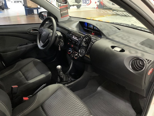 Imagem 6 de 14 de Toyota Etios Hb Xs 1.5 Mt Branco 2018