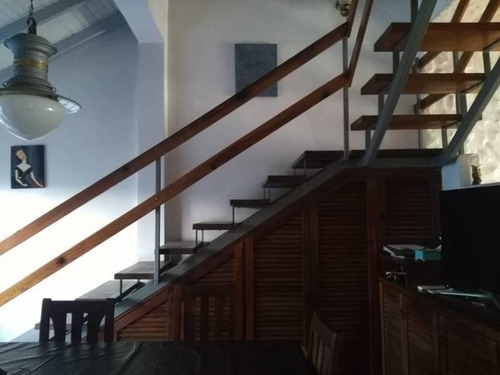 En Venta Hermosa Casa 4 Ambientes Con Cochera 2 Autos, Fondo Libre Y Quincho En Wilde Centro.