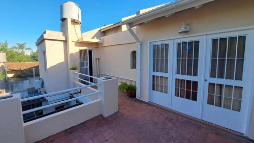 Casa En Venta - 4 Dormitorios 2 Baños - Cochera - 165mts2 - Morón