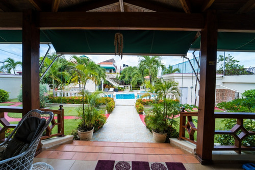 Imagen 25 de 30 de Majestuosa Mansión En San Isidro Piscina A La Venta 2 Salas Comedor Amplia Y Moderna Cocina 3 Cuartos De Servicio Con Su Baños Baño De Visita Área De Lavado Y Planchado Oficina Almacén Marquesina 4