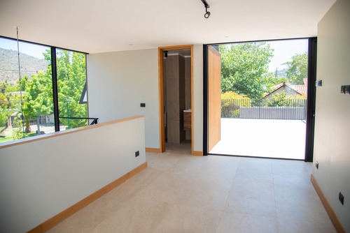 Increible Casa Minimalista-colegio Newland