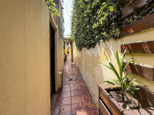 Casa De Pasillo De 2 Dormitorios Con Patio Y Parrillero