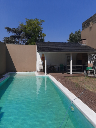 Casa En Venta De 4 Ambientes. Con Garaje Y Dos Locales Comerciales. I,casanova