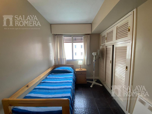 Apartamento En Venta En Primera Linea De Playa Mansa, 3 Dormitorios, 2 Baños Y Cochera En Subsuelo.