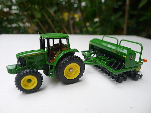 / Tractor John Deere 7215r Escala 1:64 Con Barrena De Grano
