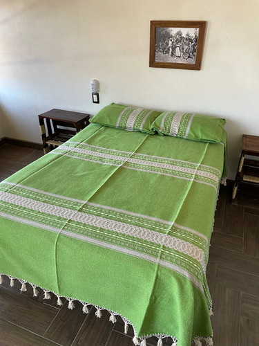 Colcha Matrimonial Oaxaqueña Pie Negro Y Fundas De Almohada Verde Lima Rayas