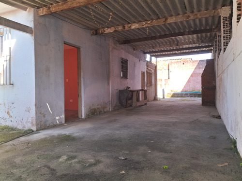 Casa Com 2 Dormitórios E Quintal Grande Na Praia