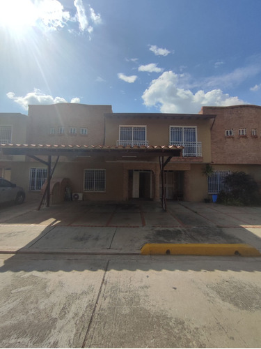 Nestor Y Vanessa Venden Townhouse Enjardin Mañongo Alto Del Rincon Foth-432