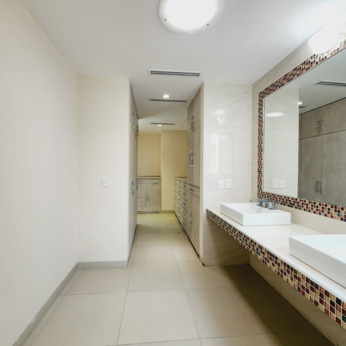 Casa En Venta En Veracruz Con Alberca, Fracc. Las Palmas De Medellín, Ver.