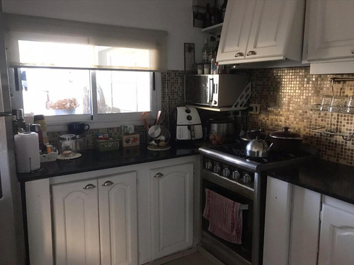 Casa En Venta - 3 Dormitorios 2 Baños 1 Pileta 1 Cochera - 230mts2 - Los Hornos