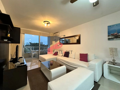 Oportunidad. Vende Apartamento De 2 Dormitorios Con Azotea Y Parrillero, Punta Del Este 