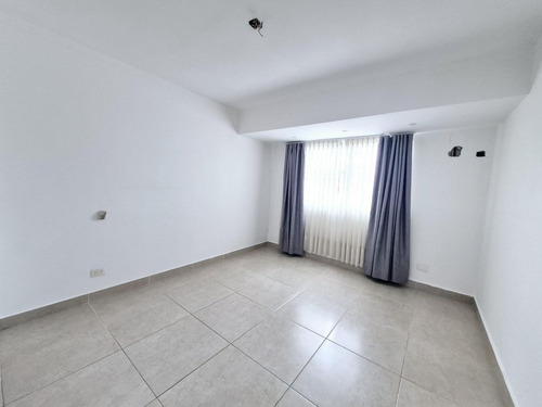 Penthouse En Venta En Evaristo Morales, Santo Domingo, 3 Habitaciones, 2niveles, Terraza Privada