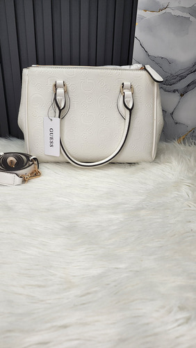 Bolsa Guess Ag969806 Nueva 100 % Original Con Etiqueta Blanco Estampado Oro Blanco