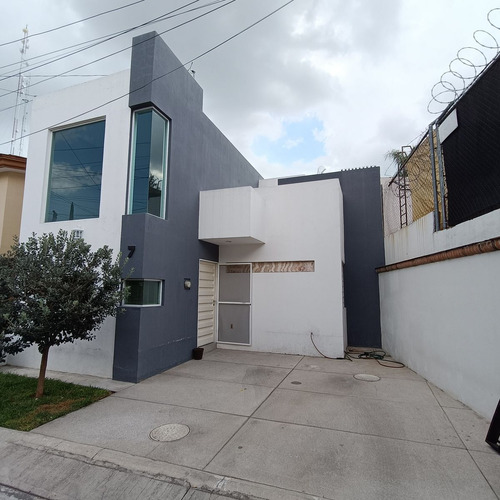 Casa En Venta En Residencial Las Moras, De Una Planta Con Doble Altura La Tijera