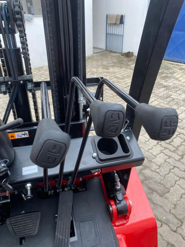 Distribuidoras: Empilhadeira 2,5t Triplex De 6m! Compre Já!