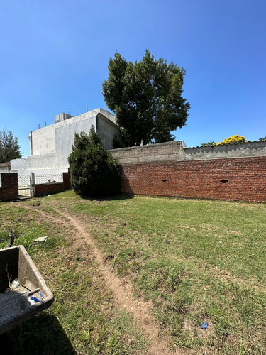 En Venta Casa De 3 Dormitorios, Apartamento Al Fondo Y Gran Terreno En Perez Castellanos