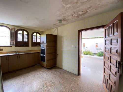 Alquiler De Casa Comercial En Calle 137, A 500m De La Av. Bolivar Norte