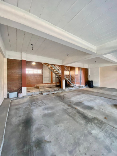 Duplex En Venta En Caballito De 2 Ambientes, Cochera, Patio Y Balcón