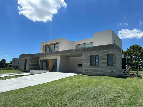 Casa En Venta - 4 Dormitorios 5 Baños - Cocheras - 387mts2 - El Milord, Pilar