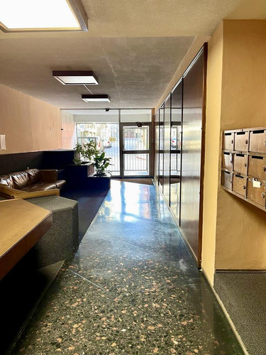 Amplia Oficina En Venta En Ciudad Vieja Montevideo