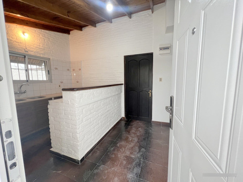 Alquiler De Hermosa Casa, Totalmente Reciclada, Piedras Blancas, 2 Dormitorios, Cochera, Baño, 2 Patios, Sin Gastos Comunes, Muy Segura!!