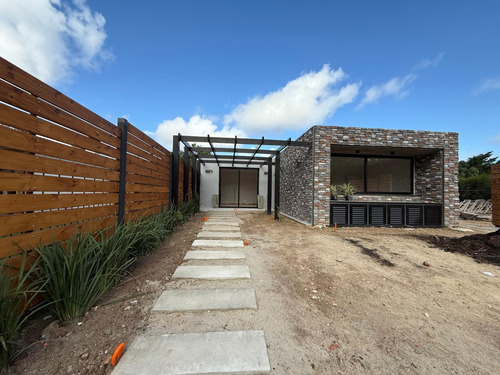 Venta En El Pinar Sur. Casa 3 Dormitorios, 3 Baños, Parrillero Y Piscina Climatizada.