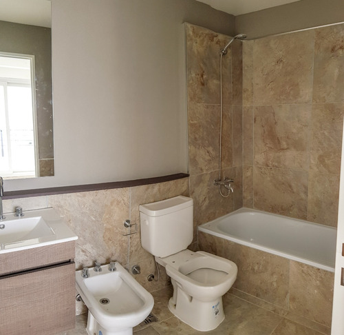 Dueño Vende Luminoso Tres Ambientes De Casi 80 M2 Al Frente Con Toilette Y Balcon Terraza
