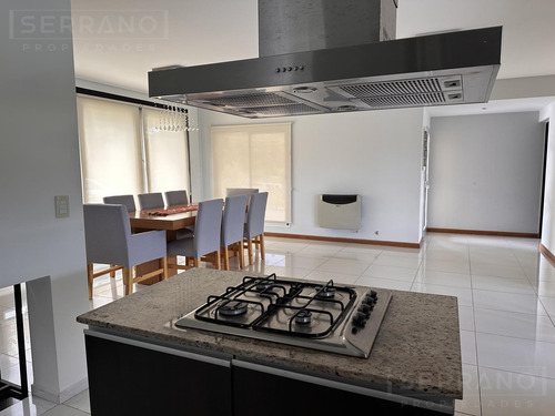 Casa En Alquiler Con Jardín Y Pileta Y En Haras Santa María, Loma Verde