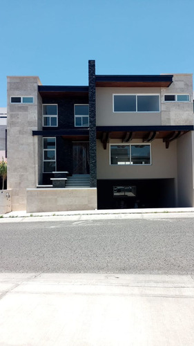 Preciosa Residencia En Misión San Jerónimo, 5 Habitaciones, Sótano, 6.5 Baños..