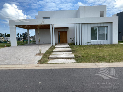 Venta - Casa Cinco Ambientes, Jardín, Pileta - Barrio Santa Ana, Villanueva