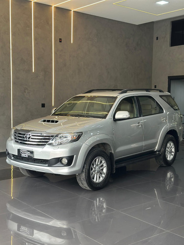 Toyota Hilux SW4 3.0 SRV 4X4 7 LUGARES 16V TURBO INTERCOOLER DIESEL 4P AUTOMÁTICO