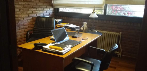 Casa De Categoría En Venta De 3 Dorm. En Villa Cabrera, A Metros Del Shopping.