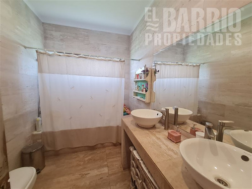 Casa En Venta De 4 Dorm. En Las Brisas De Chicureo