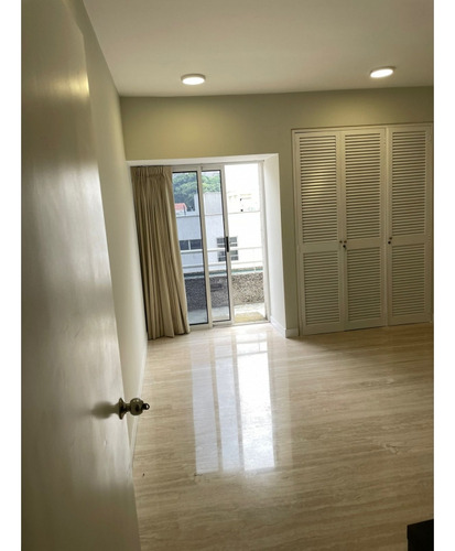 Se Vende Apto 242 M2 3h/3b/3p Altamira 4568