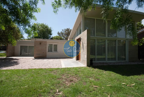 Casa En Playa Mansa, 4 Dormitorios, Barbacoa, Piscina