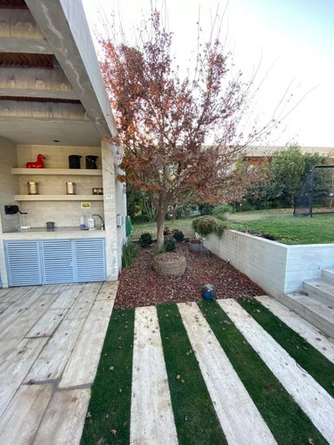 Moderna Casa Ubicada En Valle Escondido 5 Hab Más Servicios